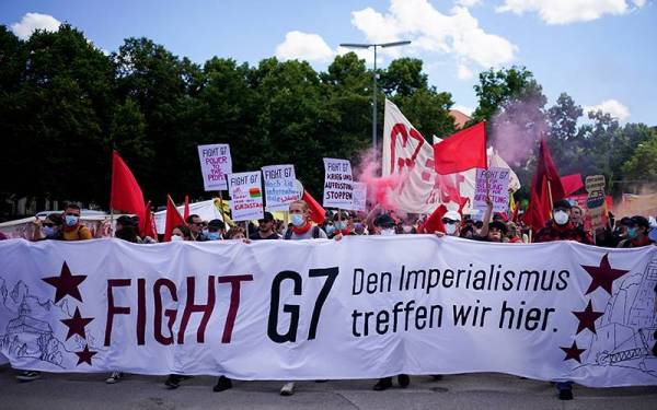 Penunjuk perasaan berarak di bandar raya Munich, Jerman pada Sabtu, menjelang sidang kemuncak G7. - Foto EPA