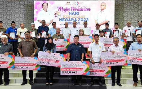 Wan Rosdy (tengah) bergambar bersama sebahagian wakil-wakil koperasi yang menerima anugerah pada Majlis Perasmian Hari Koperasi Negara (HKN) Peringkat Negeri Pahang 2022 sempena Sambutan 100 Tahun Gerakan Koperasi di Malaysia, pada Ahad. - Foto Bernama