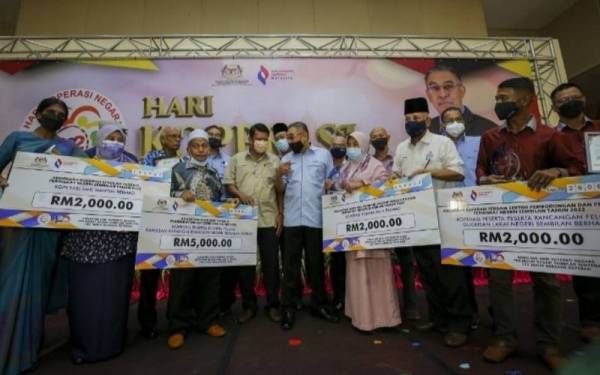 Muslimin (tujuh dari kiri) bersama penerima anugerah koperasi pada majlis berkenaan.