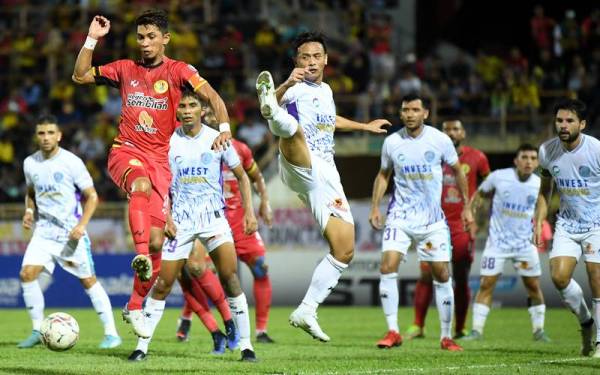 Antara aksi perlawanan NSFC ketika menentang Sri Pahang di Stadium Paroi pada Sabtu. FOTO- Bernama