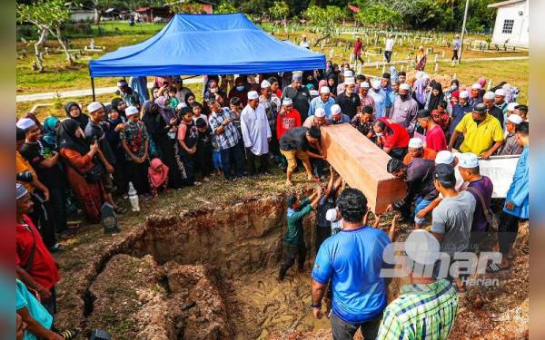 Jenazah tiga beranak berkenaan selamat dikebumikan satu liang lahad pada jam 5.45 petang pada Ahad.