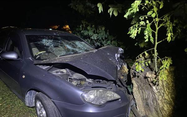 Keadaan kenderaan mangsa yang remuk akibat langgar sebatang pokok selepas terbabas ke kiri jalan.Foto: Ihsan PDRM