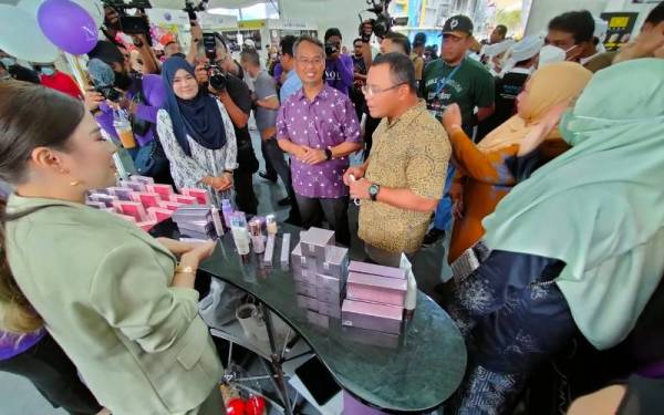 Amirudin (tengah) melawat reurai di Laman MBPJ.