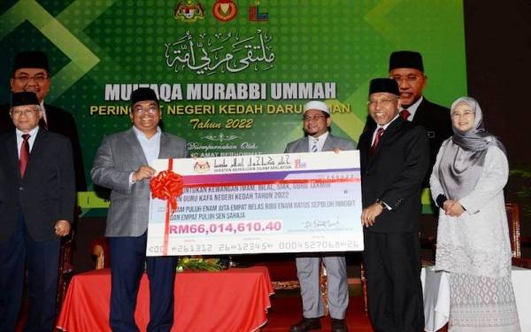 Idris (dua dari kanan) menyerahkan replika cek bernilai RM66.01 juta kepada Muhammad Sanusi (dua dari kiri) bagi pemerkasaan Islam di Kedah, khusus kepada imam, bilal, guru takmir dan guru KAFA bagi tahun 2022.
.