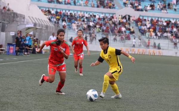 Aksi skuad Malayan Tigress ketika berdepan Bangladesh pada perlawanan persahabatan antarabangsa Tier 1 di Dhaka malam ini. - Foto Football Association of Malaysia