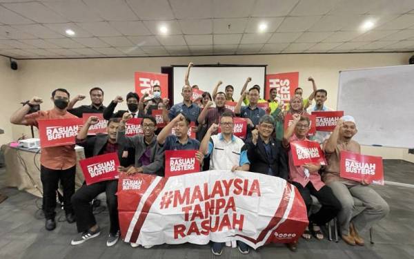 Sebahagian NGO Pahang yang terlibat dalam pertemuan bersama NGO sempena Konvoi #RasuahBusters ke Pahang pada Ahad.