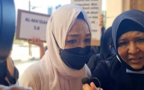 Emilia Hanafi tiba di Mahkamah Syariah di sini pada jam 9.50 pagi untuk menyerah diri bagi menjalani hukuman penjara selama tujuh hari.