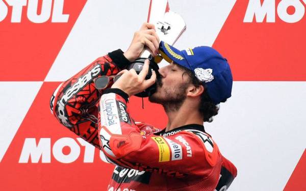 Bagnaia bersama trofi yang dimenanginya selepas muncul juara GP Assen, Belanda pada Isnin. - Foto Reuters