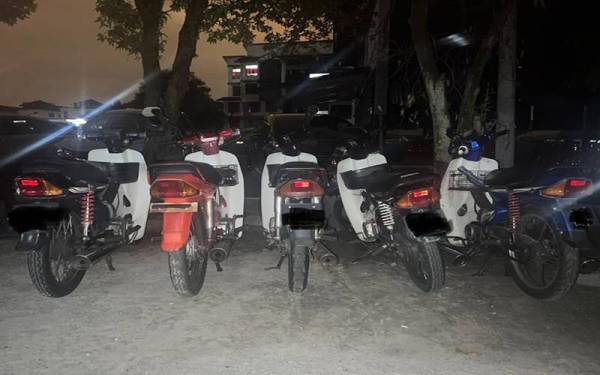 Antara motosikal Honda EX5 dipercayai dicuri yang berjaya dirampas polis - Foto PDRM.