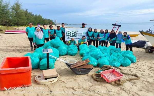 GPI bekerjasama dengan sukarelawan membersihkan pantai di Kuala Terengganu. - Foto GPI