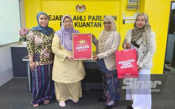 Nurhayati (dua dari kanan) menyerahkan poster kempen ‘Mak Kata Jangan Rasuah’ kepada Fuziah pada kunjungan Konvoi #Rasuah Busters ke pejabat Ahli Parlimen Kuantan itu pada Isnin.