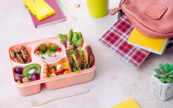 Membawa bekal ke pejabat bukan sahaja dapat menjimatkan wang saku tapi pada masa sama dapat menikmati kualiti makanan yang sihat dan bersih.(Gambar hiasan) - Foto 123rf