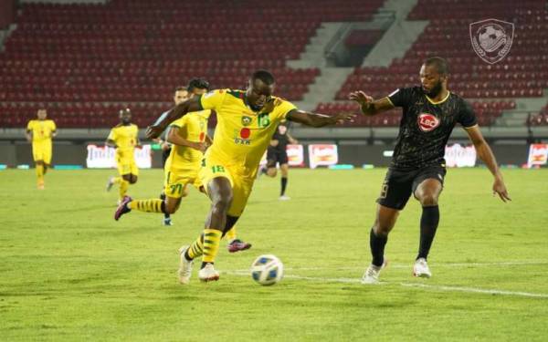 Ronald Ngah Wanja (kiri) muncul watak penting membantu KDA FC mengatasi Kaya FC 4-1 di Bali, Indonesia pada Isnin. - Foto KDA FC