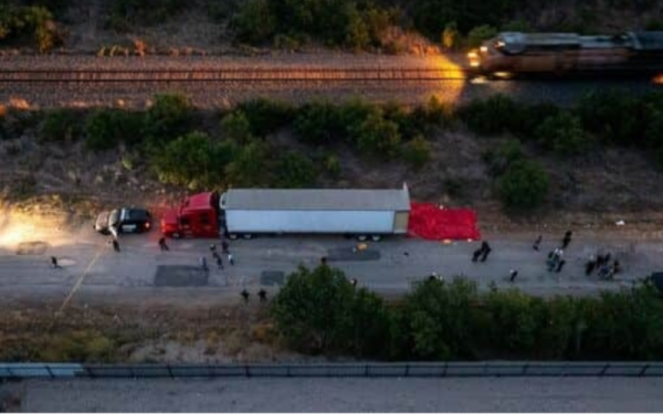 Seramai 46 pendatang haram ditemui mati dalam sebuah treler di San Antonio pada Isnin. - Foto AFP