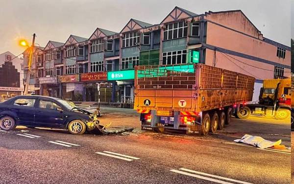 Kereta dipandu seorang warga emas dipercayai melanggar belakang sebuah treler dan mangsa meninggal dunia di tempat kejadian dalam kemalangan di Kilometer (KM) 353 Jalan Kuala Lumpur – Kota Bahru. Foto ihsan PDRM