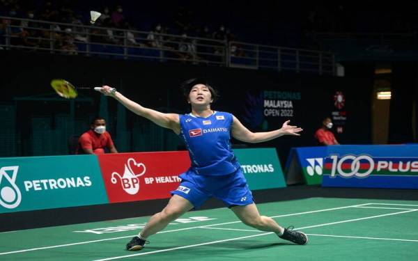 Aksi Yamaguchi sewaktu menentang pemain Indonesia Gregoria Mariska Tunjung pada perlawanan pusingan kelayakan Kejohanan Petronas Terbuka Malaysia 2022 di Axiata Arena Bukit Jalil hari ini. Foto Bernama