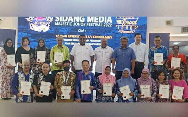 Raven (belakang, lima dari kiri) bersama Suhairi Hashim (belakang, lima dari kanan) bergambar dengan Persatuan Pemandu Pelancong Bandar dan Alam Semulajadi Johor pada sidang akhbar di Festival Majestic Johor di Jotic Johor Bahru pada Selasa.