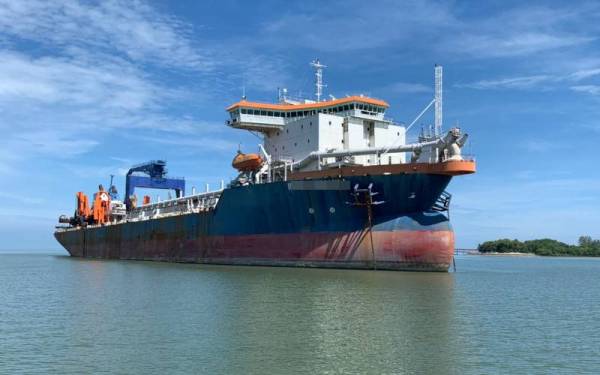 Antara kapal korek yang ditahan setelah didapati berlabuh tanpa kebenaran di perairan Pantai Acheh, di Kuala Selangor pada Isnin.