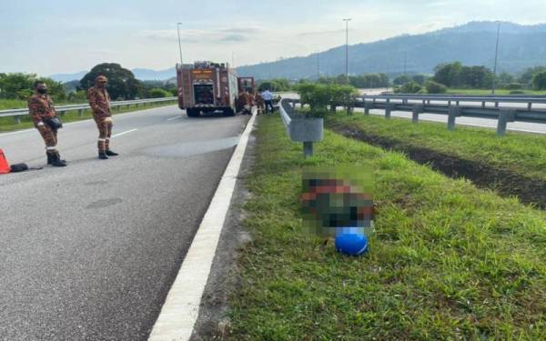 Seorang penunggang maut selepas motosikal ditunggangnya dipercayai terbabas dalam kejadian di susur keluar Lebuhraya Kajang-Seremban (Lekas) menghala Mantin, pada Selasa. - Foto PDRM