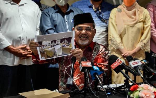 Tajuddin mengadakan sidang media khas pada Isnin mengenai pemecatan jawatannya sebagai ahli MKT UMNO.