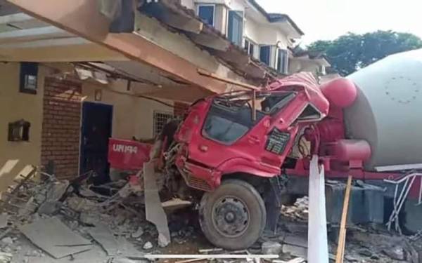 Lori pembancuh simen mengalami kerosakan di bahagian hadapan akibat merempuh dua rumah di Taman Bernam pada Selasa. -Foto: ihsan pembaca