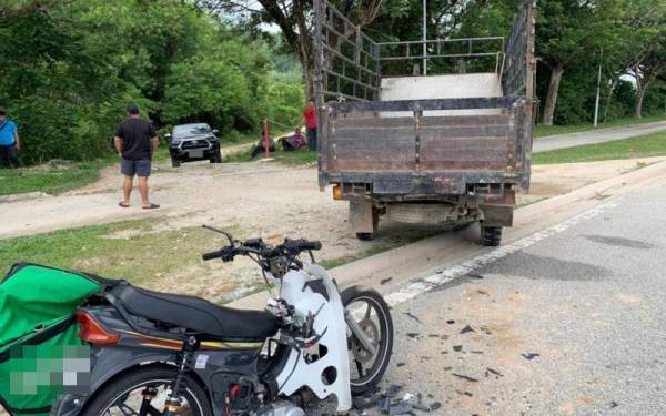 Seorang penunggang p-hailing maut setelah melanggar belakang sebuah lori dalam kejadian di KM5.8 Jalan Desa Pinggiran Putra, Serdang pada Selasa.