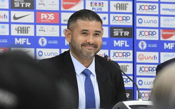 Tunku Ismail ketika sidang media pada majlis bersama peminat Kelab JDT di Pusat Media Kelab Bolasepak JDT pada Isnin. - Foto Bernama