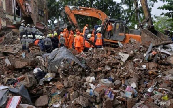 Sebuah bangunan tiga tingkat runtuh menyebabkan 19 orang terbunuh di Mumbai, pada Selasa. - Foto AFP