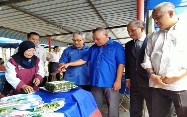 Mohd Nizar (tiga dari kanan) memotong kek lapis ketika hadir ke Majlis Penyampaian Sijil Perbadanan Hal Ehwal Bekas Angkatan Tentera (Perhebat) dan Program Reskilling dan Upskilling Veteran Angkatan Tentera (ATM) di Institut Kemahiran Belia Negara (IKBN) pada Rabu.