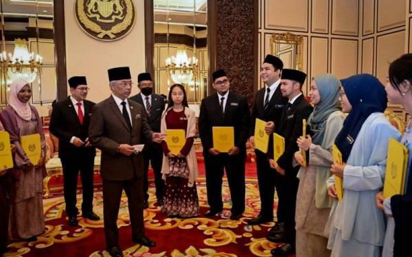 Al-Sultan Abdullah Ri&#039;ayatuddin Al-Mustafa Billah Shah (tiga, kiri) berkenan beramah mesra bersama penerima biasiswa selepas mengurniakan BYDPA di Istana Negara pada Rabu. - Foto Bernama 