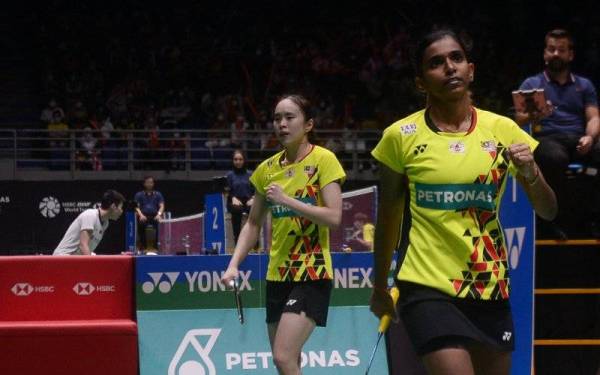 Reaksi pemain beregu wanita Malaysia Thinaah (kanan) dan Pearly (kiri) selepas menewaskan pemain China, Liu Xuan Xuan dan Xia Yu Ting pada perlawanan pusingan kelayakan Kejohanan Petronas Terbuka Malaysia 2022 di Axiata Arena Bukit Jalil pada Rabu. - Foto Bernama 