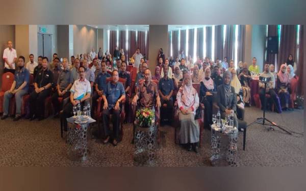 Timbalan Menteri Sumber Manusia, Datuk Awang Hashim (tengah) bergambar bersama peserta pada Dialog Berstruktur Tripartite 2022 Wilayah Utara: Meningkatkan Kebolehkerjaan Graduan Tvet di sebuah hotel di Mergong, di sini, pada Rabu.