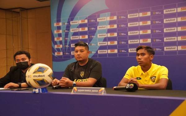 Aidil Sharin (tengah) dan Muhammad Fayadh (kanan) pada sidang media di Bali pada Ahad. Foto KDA FC