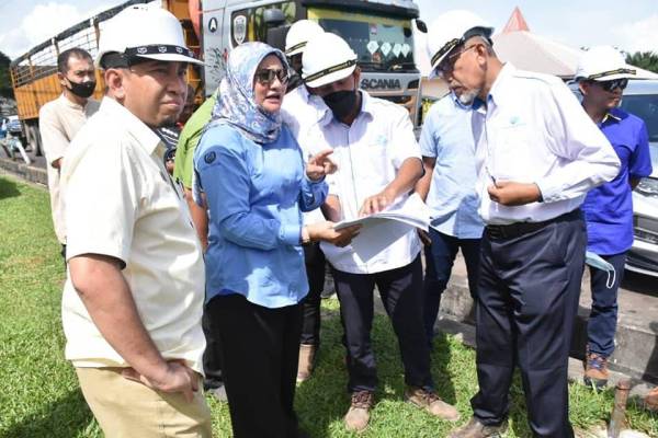 Suraya (dua dari kiri) ketika meninjau kemajuan projek menaik taraf Loji Rawatan Air (LRA) Jenun Baru di daerah Pendang, baru-baru ini.