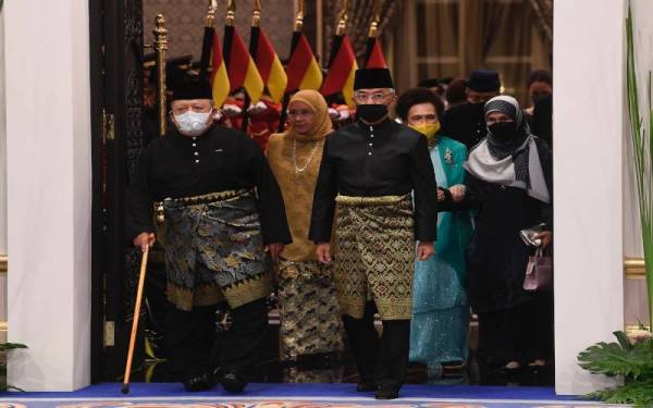 Majlis Santapan Malam sempena Memuliakan Mesyuarat Majlis Raja Raja Ke-259 menerima keberangkatan tiba Al-Sultan Abdullah (hadapan, kanan) dan Tuanku Syed Sirajuddin (hadapan, kiri) serta Raja-Raja Melayu di Istana Negara pada Rabu. Turut berangkat, Tunku Azizah (belakang, kiri). - Foto Bernama