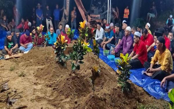 Jenazah lima beranak yang tiba dari Kuantan, Pahang selamat dikebumikan di Tanah Perkuburan Islam Labu Kubong, Lubuk Merbau di sini.