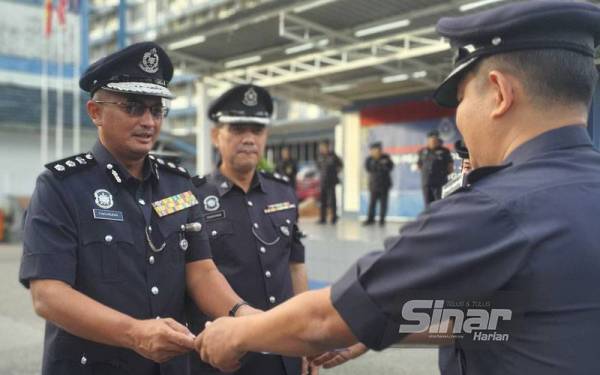 Fakhrudin ketika menyampaikan sijil penghargaan kepada salah seorang anggota terlibat.