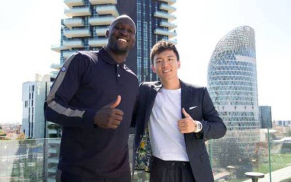 Lukaku bergambar bersama Presiden Inter, Steven Zhang selepas melengkapkan perpindahan secara pinjaman dari Chelsea - FOTO: Getty Images