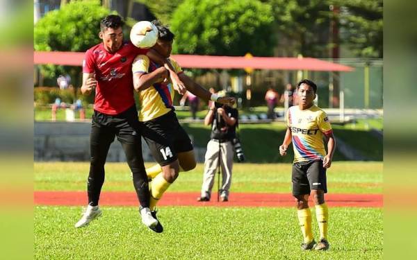 Antara aksi menarik UPNM menentang UKM (kiri) dalam perlawanan akhir pertama Piala Menteri Pengajian Tinggi 2022 di Stadium UPNM, Sungai Besi pada Selasa.