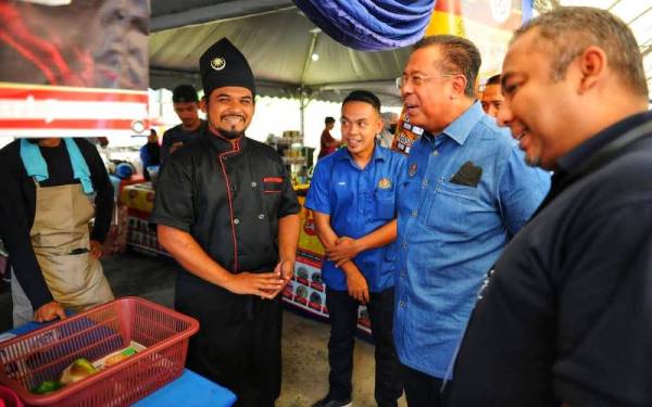 Abdul Rahman (dua dari kanan) bertanya sesuatu terhadap peserta yang mengambil bahagian dalam Mini KUD@Lipis yang bermula Khamis sehingga Ahad ini.