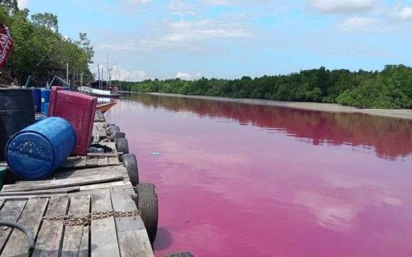 Keadaan Sungai Chandong yang bertukar merah tular di media sosial pada Rabu.