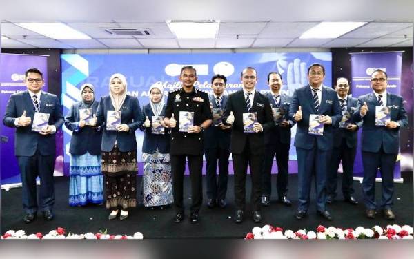 Ahmad Dasuki (tiga dari kanan) dan Mohd Syahrul Ridzuan (empat dari kanan) dan Pengurusan PTPTN menunjukkan Buku Pelan Antirasuah Organisasi 2022-2024 semasa majlis pelancaran yang diadakan di Menara PTPTN, Kuala Lumpur.