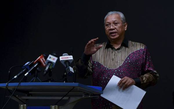 Annuar mengadakan sidang media selepas mempengerusikan mesyuarat jawatankuasa pasukan khas itu yang bertujuan membantu rakyat menghadapi cabaran peningkatan kos sara hidup di Bangunan Perdana Putra pada Khamis. - Foto Bernama