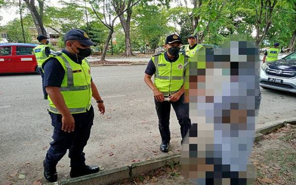 Wanita warga Indonesia ditahan selepas didapati menunggang motosikal tanpa sebarang dokumen sah ketika Operasi Khas Pemandu Warga Asing (Ops PeWA) di Persiaran Budiman, Seksyen 25, Shah Alam pada Khamis.