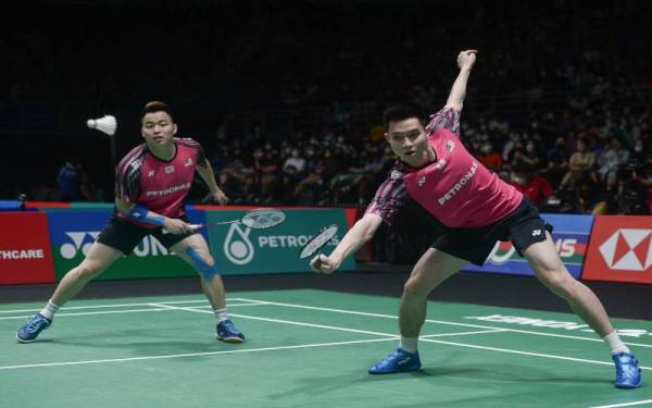 Woi Yik (kanan) dan Aaron Chia (kiri) sewaktu menentang pemain Singapura, Hee Yong Kai Terry dan Loh Kean Hean pada perlawanan pusingan kelayakan Kejohanan Petronas Terbuka Malaysia 2022 di Axiata Arena Bukit Jalil, pada Khamis. - Foto Bernama 