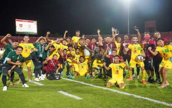 Pasukan KDA FC meraikan kejayaan muncul juara Kumpulan G Piala AFC 2022 di Bali, Indonesia. - Foto KDA FC