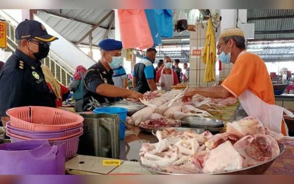 KPDNHEP Perak menggerakkan 176 penguat kuasa susulan penguatkuasaan Penentuan Harga Maksimum Ayam dan Telur Ayam mulai 1 Julai 2022 hingga 31 Ogos 2022 dan pengapungan harga minyak masak tulen botol di pasaran.