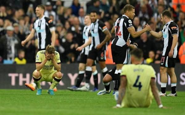 Reaksi pemain Arsenal, Martin Odegaard (kiri) dan White selepas kekalahan 0-2 kepada Newcastle United dalam aksi Liga Perdana Inggeris di St James&#039; Park, Newcastle, baru-baru ini. - Foto AFP