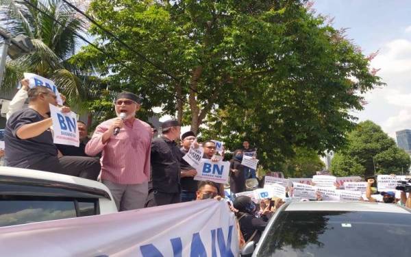 Khalid menyampaikan amanat pada Himpunan Barang Naik di luar pintu Masjid Jamek Kampung Baru pada Jumaat.