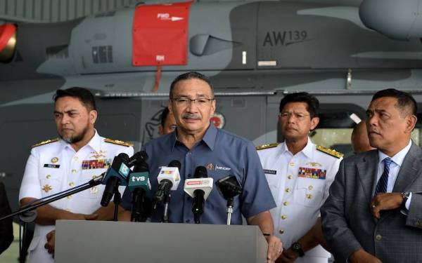 Menteri Kanan Pertahanan Datuk Seri Hishammuddin Tun Hussein pada sidang media selepas upacara penyerahan Helikopter Operasi Maritim kepada Tentera Laut Diraja Malaysia (TLDM) di Markas Pemerintahan Armada Timur Pangkalan TLDM Kota Kinabalu Sepanggar. - Foto Bernama